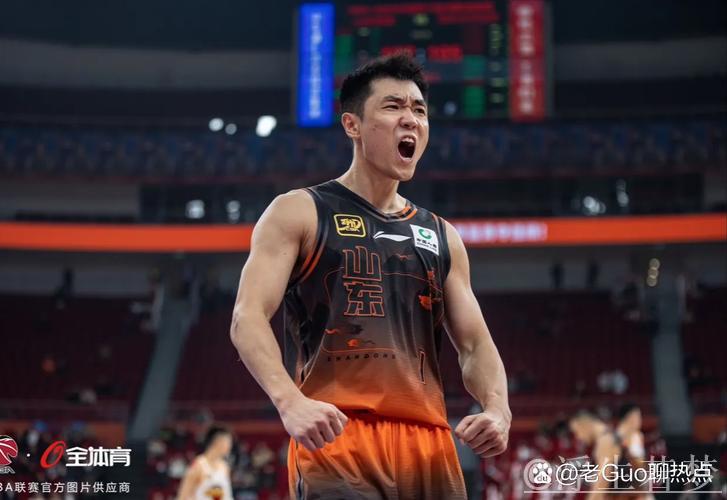 高诗岩快速突破左手抛投稳获两分 高诗岩快速突破左手抛投稳获两分