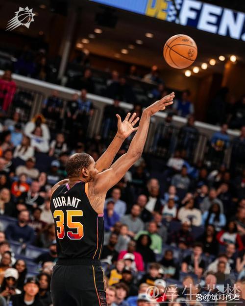 杜兰特中距离精准出手 压哨跳投命中